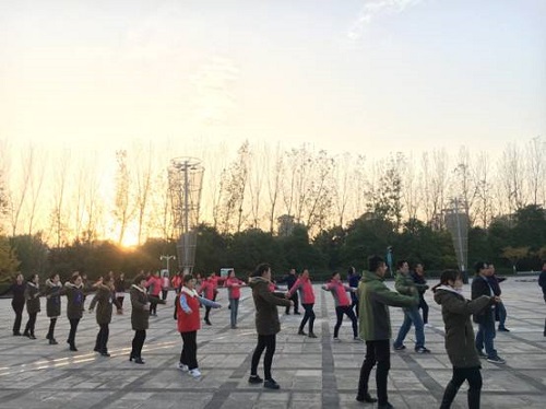南京科技館組織員工齊做廣播體操
