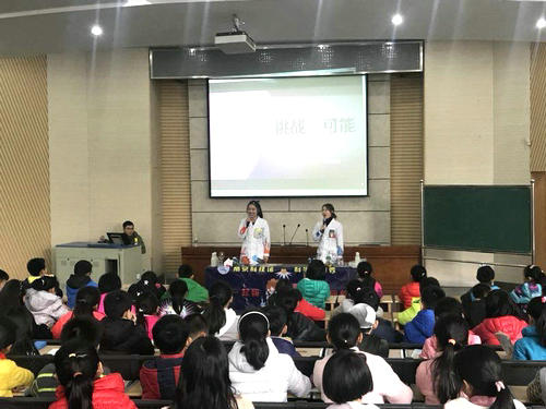 南京科技館實(shí)驗(yàn)劇目《挑戰(zhàn)不可能》走進(jìn)南師附中新城小學(xué)