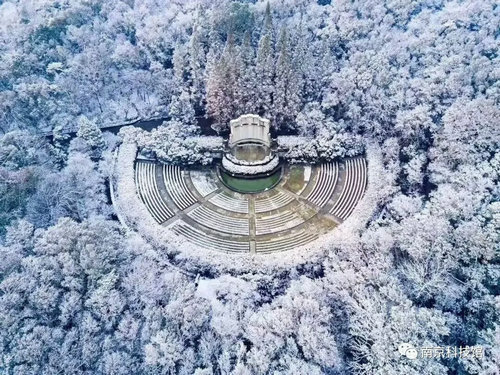 雪中的南京科技館,雪中的你們