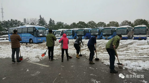 雪中的南京科技館,雪中的你們