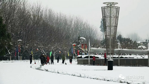 雪中的南京科技館,雪中的你們