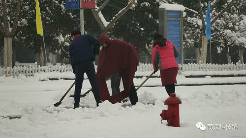 雪中的南京科技館,雪中的你們