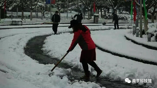 雪中的南京科技館,雪中的你們