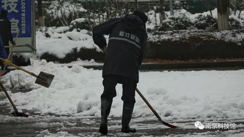 雪中的南京科技館,雪中的你們