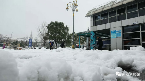 雪中的南京科技館,雪中的你們
