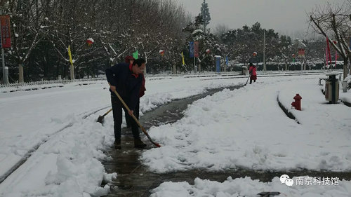 雪中的南京科技館,雪中的你們