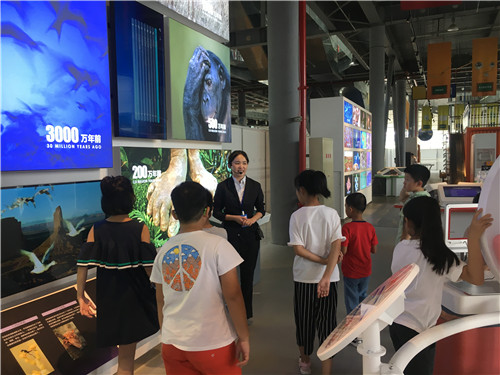 南京科技館科普傳播小使者率先體驗基礎科學展區(qū)