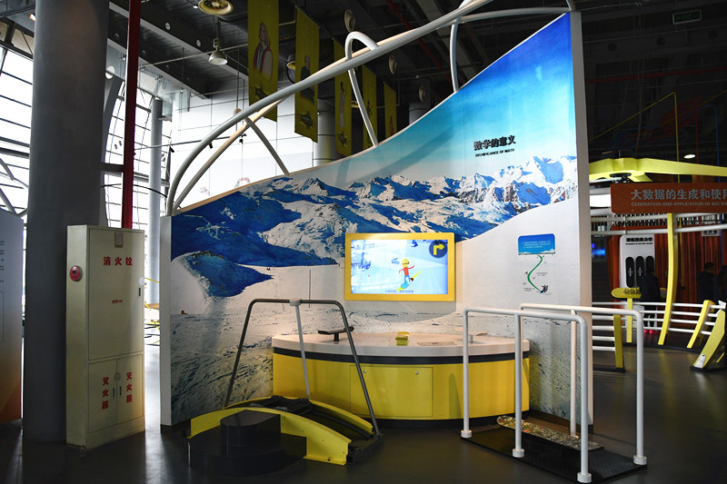 一樓：“基礎(chǔ)科學(xué)”和“少兒科普”