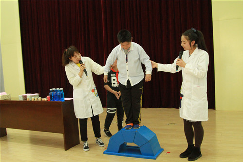 我館科學(xué)實驗秀《奇妙的拱形結(jié)構(gòu)》走進南京市岱山實驗小學(xué)