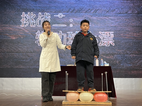 南京科技館科學實驗秀《勇敢者游戲》助力南外仙林分?？萍脊?jié)