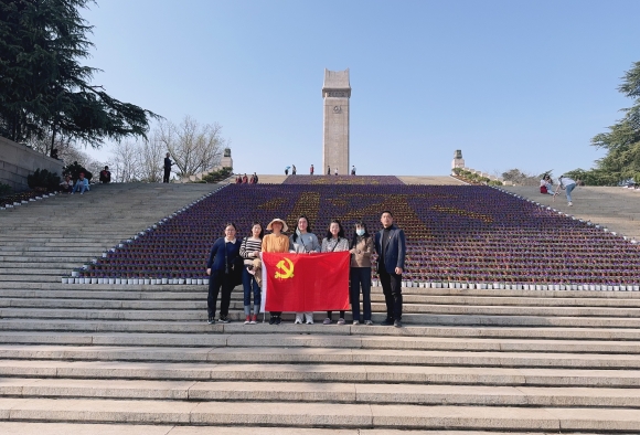 南京科技館第一黨小組赴雨花臺烈士陵園參觀學(xué)習(xí)，祭奠革命先烈