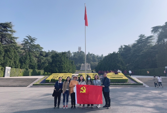 南京科技館第一黨小組赴雨花臺烈士陵園參觀學(xué)習(xí)，祭奠革命先烈