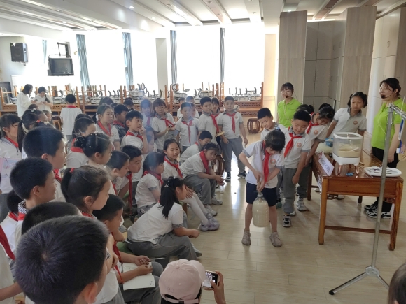 南京科技館走進(jìn)梅山小學(xué)，科普活動(dòng)點(diǎn)亮少年科學(xué)夢(mèng)想