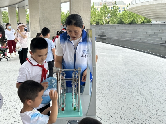 “尊崇憲法 逐夢科技” ——南京科技館助力南京市中小學生普法和科技夏令營成功啟動