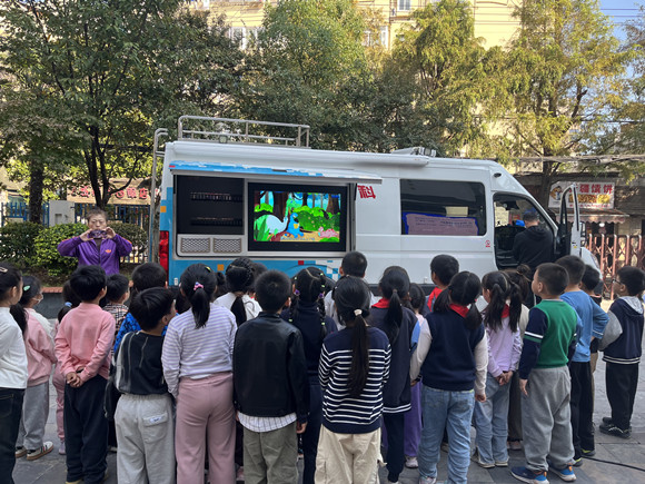 探索科學(xué)奧秘 點燃智慧之光 ——科普大篷車走進南京市南昌路小學(xué)