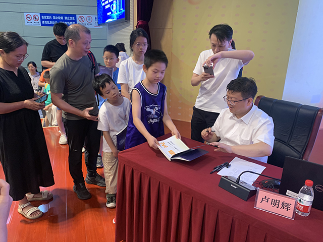 南京科技館上演“光的十層解密”：院士專家科普基層行 點亮科學(xué)之光