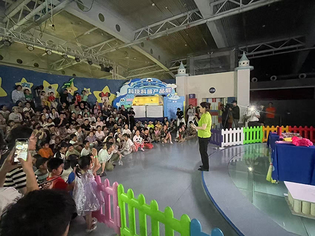 南京科技館建館20年來(lái)首開“夜場(chǎng)”