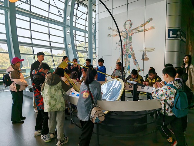 科技探索啟智慧，創(chuàng)想未來助成長