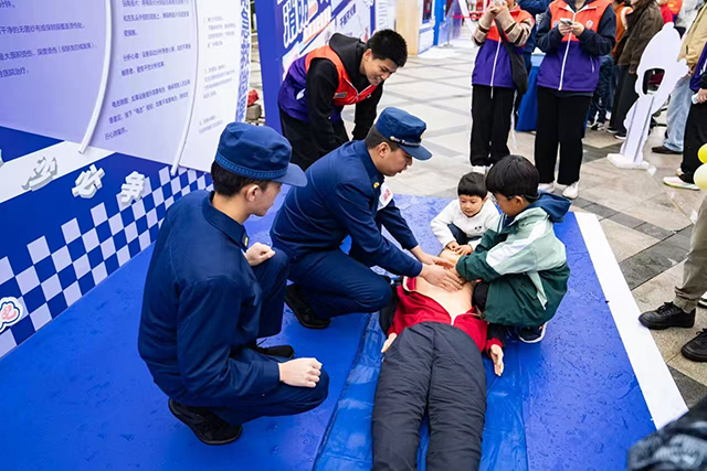 南京消防宣傳月活動精彩啟幕 互動體驗引領市民“零距離”學安全