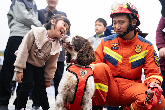 南京消防宣傳月活動精彩啟幕 互動體驗引領市民“零距離”學安全
