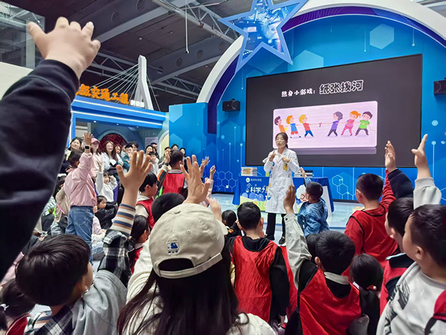 人氣爆棚！首日 1.3 萬人次打卡南京科技館 解鎖春假 “科技遛娃” 新方式