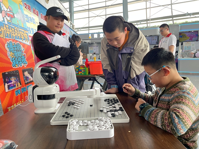 人氣爆棚！首日 1.3 萬人次打卡南京科技館 解鎖春假 “科技遛娃” 新方式