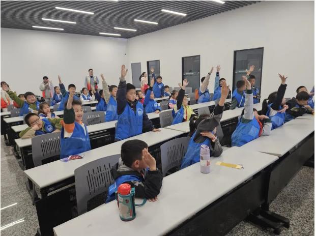 筑牢安全根基 護(hù)航少年成長(zhǎng)｜南京科技館開(kāi)展4·15國(guó)家安全教育日主題研學(xué)活動(dòng)